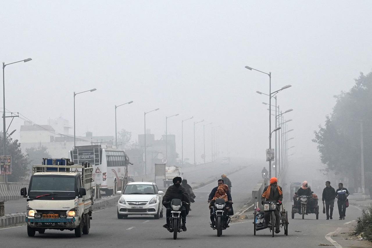 Delhi, which has been grappling with some of the coldest days in its history over the last week, woke up to another cold and foggy day (Pic/AFP)